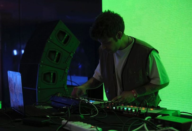 Fosil operating live electronic instruments at SónarScreen